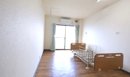 光が差し込む明るい居室